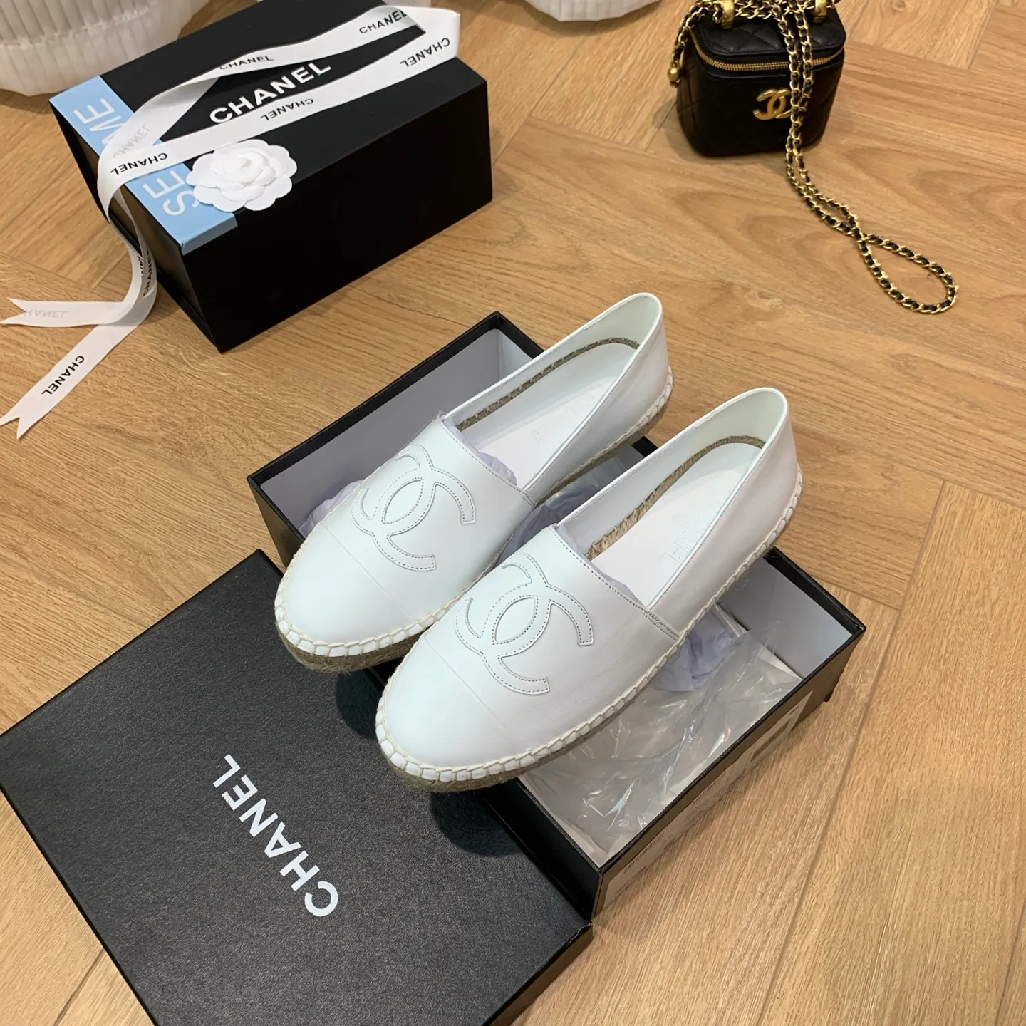 👟👟Ex-factory price 440👟👟 👑New colors are coming ✌️New version of Chanel fisherman shoes is coming❗️Delivered in a full set of top-notch packaging. The quality of my fisherman shoes has not been introduced much, everyone who has had them knows it! The original customized upper, and my outsole is the original translucent outsole, the opaque outsole is the wrong version, full set of authentic packaging ❗️ size: 35-40, running price